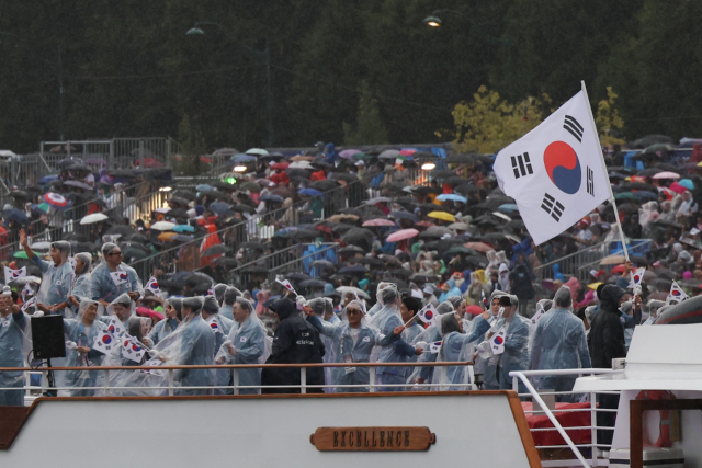 2024 파리 올림픽 개회식이 열린 27일(한국 시간) 한국 선수단을 태운 배가 프랑스 파리 이에나 다리를 지나고 있다. 파리=성형주 기자