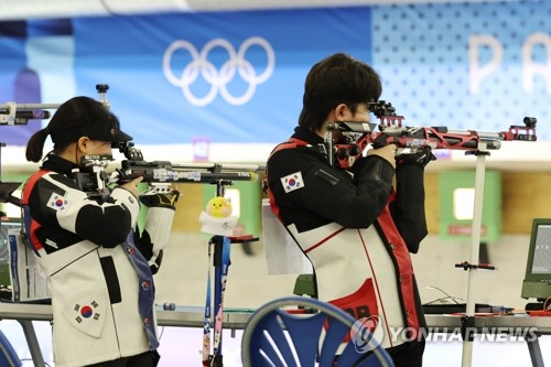 27일(현지시간) 프랑스 샤토루 슈팅 센터에서 열린 2024 파리올림픽 사격 공기소총 10m 혼성 본선에 출전한 박하준과 금지현이 과녁을 조준하고 있다. 파리=연합뉴스