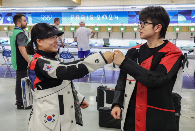 27일(현지 시간) 프랑스 샤토루 슈팅 센터에서 열린 2024 파리 올림픽 사격 공기소총 10m 혼성 본선에 출전한 박하준과 금지현이 금메달 결정전 진출을 확정 지은 후 기뻐하고 있다. 연합뉴스