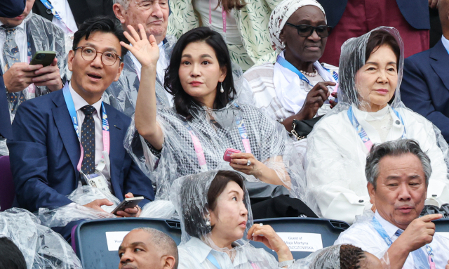 홍라희 삼성미술관 리움 관장(오른쪽부터)과 이서현 삼성물산 사장, 김재열 삼성글로벌리서치 사장이 27일(한국시간) 프랑스 파리 트로카데로 광장에서 열린 2024 파리 올림픽 개회식에 참석했다. 뉴스1