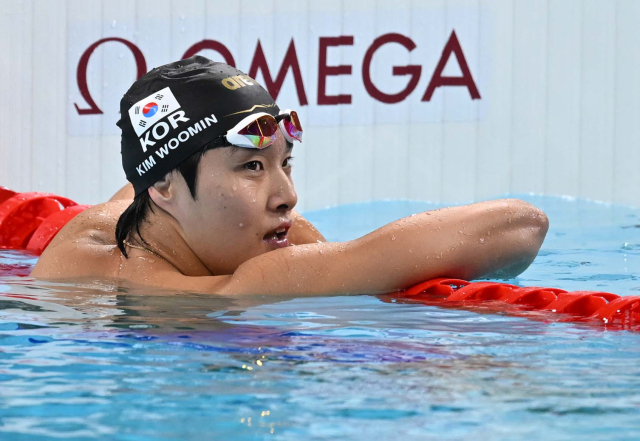 파리 올림픽 수영 자유형 400m 예선 레이스 뒤 기록을 확인하는 김우민. 파리=성형주 기자