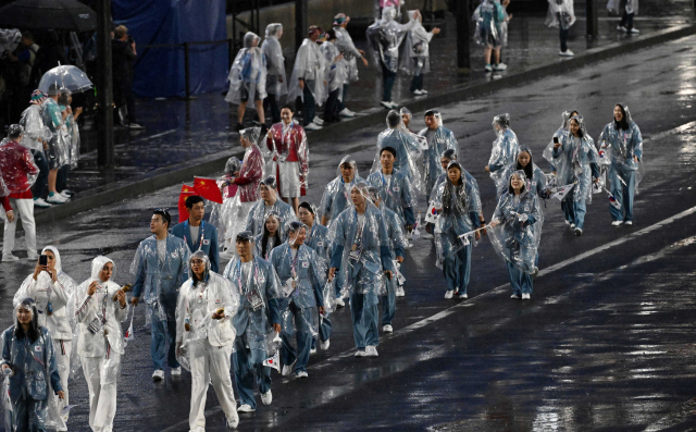 대한민국 선수단, 올림픽 개회식장으로 (파리=연합뉴스) 황광모 기자 = 2024 파리올림픽 개회식이 열린 26일(현지시간) 프랑스 파리 센강을 따라 선상행진을 마친 대한민국 선수들이 트로카데로 광장에 설치된 개회식장에 들어서고 있다. 2024.7.27 hkmpooh@yna.co.kr (끝) <저작권자(c) 연합뉴스, 무단 전재-재배포, AI 학습 및 활용 금지>