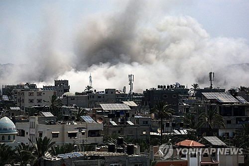 27일(현지시간) 이스라엘군이 폭격한 가자지구 중부도시 데이르 알발라. AFP 연합뉴스