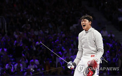 27일(현지시간) 프랑스 파리 그랑 팔레에서 열린 2024 파리올림픽 펜싱 남자 사브르 결승전에서 오상욱이 튀니지의 파레스 페르자니를 상대로 경기를 하던 중 득점하자 환호하고 있다. 연합뉴스