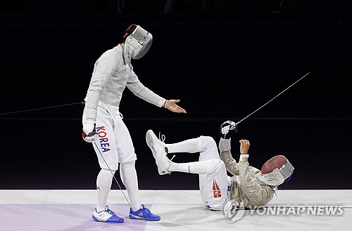 패배 확정된 순간, 승자 손 들어준 패자…'올림픽 정신' 빛난 그랑팔레 펜싱장