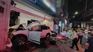 60대 기사가 몰던 택시 상가로 돌진…"브레이크 오작동" 주장