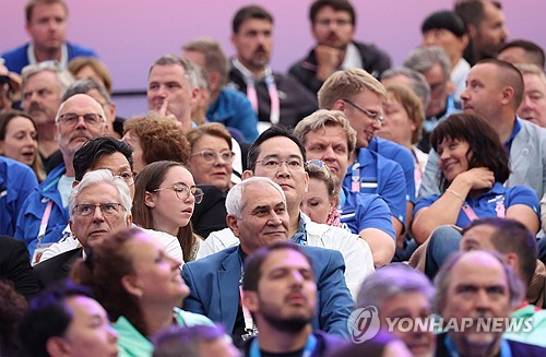 이재용(가운데) 삼성전자 회장이 27일(현지시간) 프랑스 파리 그랑 팔레에서 열린 2024 파리올림픽 펜싱 남자 사브르 경기를 관람하고 있다. 연합뉴스