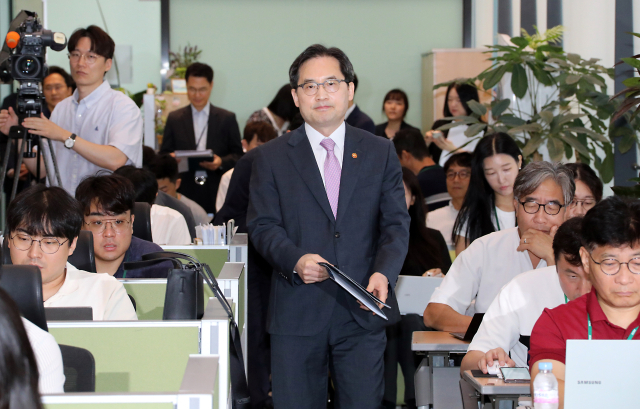 공정위원장 “가계부담 큰 학습참고서 서면조사”…참고서 가격 급등