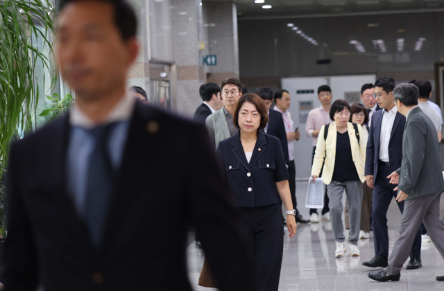 국회 과학기술정보방송통신위원회 더불어민주당 소속 위원들이 27일 이진숙 방송통신위원장 후보자의 대전 MBC 재직 시절 사용했던 법인카드 사용 내역을 살펴보기 위해 대전 MBC 사옥으로 들어서고 있다. 연합뉴스