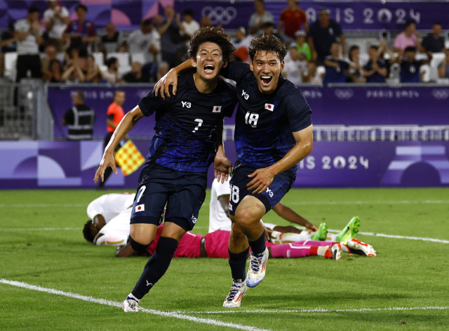 일본 축구 대표팀 야마모토 리히토(왼쪽)가 28일 프랑스 보르도의 스타드드보르도에서 열린 말리와의 경기에서 골을 넣고 환호하고 있다. 로이터연합뉴스