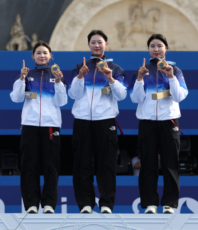 28일(현지시간) 프랑스 파리 앵발리드 경기장에서 열린 2024파리올림픽 양궁 여자 리커브 단체 결승 한국과 중국의 경기. 시상식에서 전훈영, 임시현, 남수현이 국민의례를 하고 있다. 파리=성형주 기자