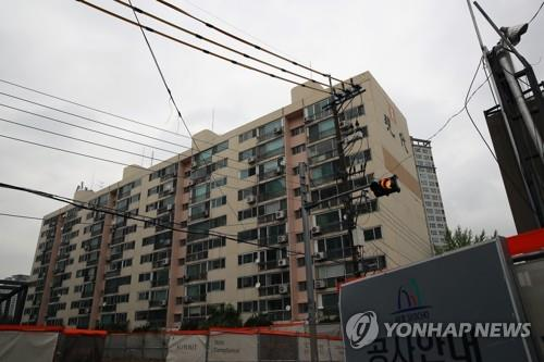 강남 재건축 부담금 1호 단지인 서초구 반포 현대의 재건축 이전 모습. 연합뉴스