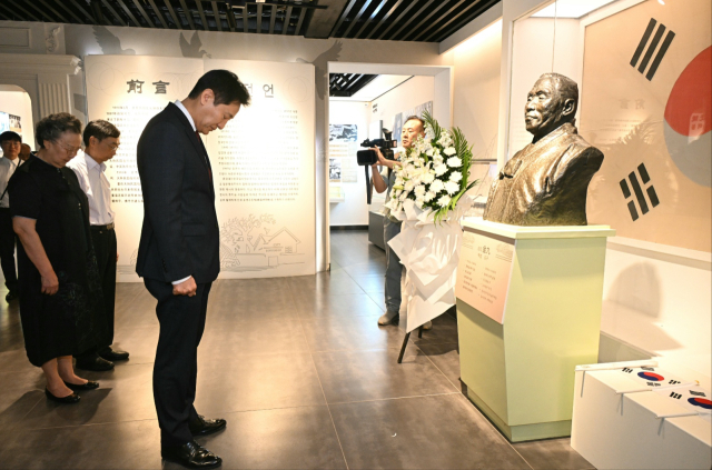 오세훈 서울시장이 28일 중국 충칭대한민국임시정부청사를 찾아 백범 김구 선생 흉상 앞에서 묵념을 하고 있다. 사진 제공=서울시