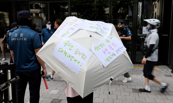 티몬과 위메프의 정산·환불 지연 사태가 지속되고 있는 28일 오후 서울 강남구 큐텐 본사 앞에서 피해자가 사태 해결을 촉구하는 문구를 붙인 우산으로 시위하고 있다. 뉴스1