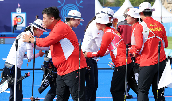 대한민국 양궁대표팀 선수들이 29일(한국시간) 프랑스 파리 레쟁발리드 특설 사로에서 열린 2024 파리올림픽 양궁 여자 단체전 중국과의 결승전에서 금메달을 획득한 후 중국 선수들에게 축하를 받고 있다. 뉴스1