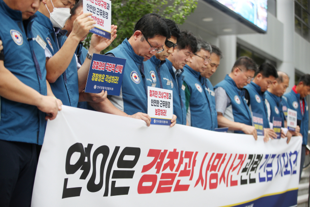 전국경찰직장협의회(직협) 관계자들이 29일 오전 서울 서대문구 통일로 경찰청 앞에서 열린 연이은 경찰관 사망사건 관련 긴급 기자회견에서 사망 경찰관을 추모하는 묵념을 하고 있다. 최근 일주일 새 극단적 선택을 한 2명을 포함해 일선 경찰관 3명이 숨지는 사건이 발생했다. 특히 고인 중 일부가 수사 업무를 담당했고 업무 과중으로 힘들어했던 것으로 알려지면서 인력 보강 없이 실적을 압박하는 조직 내부의 구조적 문제에 대한 지적과 함께 근무 환경 개선을 요구하는 목소리가 높아지고 있다.