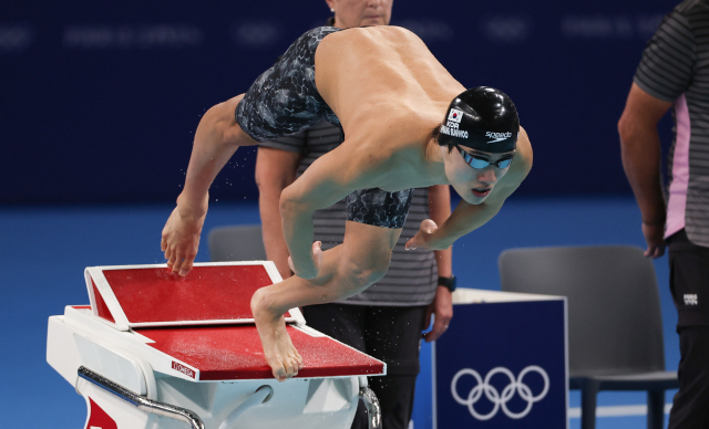 황선우가 29일 파리라데팡스 아레나에서 열린 2024 파리 올림픽 수영 자유형 남자 200m 예선에서 스타트하고 있다. 파리=성형주 기자