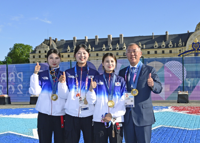 정의선(오른쪽) 현대차그룹 회장이 28일(현지 시간) 프랑스 파리에서 열린 2024 파리 올림픽에서 여자 양궁 단체전에서 금메달을 획득한 남수현(왼쪽부터)·임시현·전훈영 선수와 기념 촬영을 하고 있다. 연합뉴스