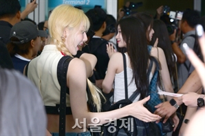 베이비몬스터 라미, 다리를 절뚝이면서도 팬 편지 받아 [SE★포토]