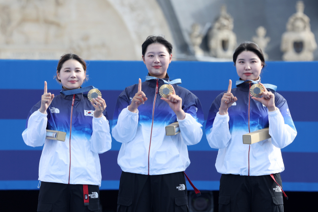 대한민국 양궁대표팀 임시현, 남수현, 전훈영이 29일(한국시간) 프랑스 파리 레쟁발리드 특설 사로에서 열린 2024 파리올림픽 양궁 여자 단체전 시상식에서 금메달을 수여 받은 후 손가락과 메달을 이용해 '10연패' 세리머니를 하고 있다. 뉴스1