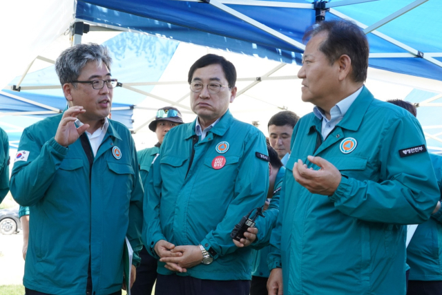 이상민(오른쪽 첫번째) 행정안전부 장관과 임상섭(″세번째) 산림청장이 경북 경주 토함산 땅밀림 발생지를 찾아 현장점검을 실시하고 있다. 사진제공=산림청