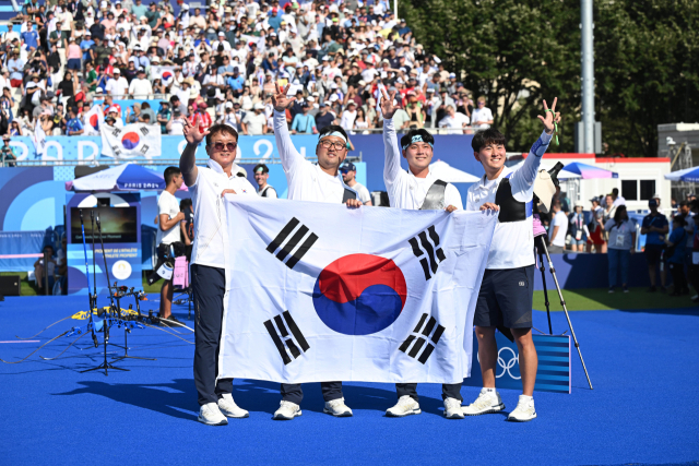 29일(현지 시간) 프랑스 파리 앵발리드 경기장에서 열린 2024 파리 올림픽 남자 리커브 단체 결승 한국과 프랑스의 경기. 이우석, 김제덕 김우진이 시상식에서 기념촬영을 하고 있다. 파리=성형주 기자