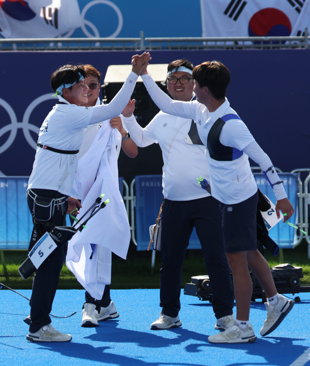 29일(현지 시간) 프랑스 파리 앵발리드 경기장에서 열린 2024 파리 올림픽 남자 리커브 단체 결승 한국과 프랑스의 경기. 이우석, 김제덕 김우진이 금메달을 확정된 뒤 기뻐하고 있다. 파리=성형주 기자