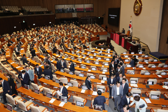 국민의힘 의원들이 30일 오전 국회 본회의에서 '방송 4법' 가운데 네 번째 법안인 교육방송공사법(EBS법) 개정안에 대한 표결이 시작되자 본회의장에서 퇴장하고 있다. 연합뉴스