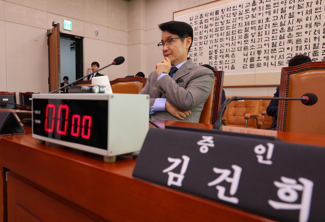 지난 26일 서울 여의도 국회 법제사법위원회에서 열린 '윤석열 대통령 탄핵소추안 발의 요청' 국민동의 청원 2차 청문회에 김건희 여사 증인석 옆으로 최재영 목사가 증인 출석해 있다. 연합뉴스