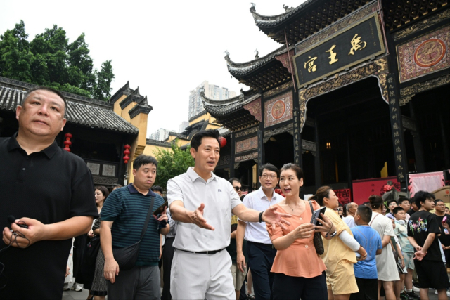 오세훈(가운데) 서울시장이 29일 중국 충칭시의 전통문화 유적지인 호광회관을 둘러보고 있다. 사진제공=서울시