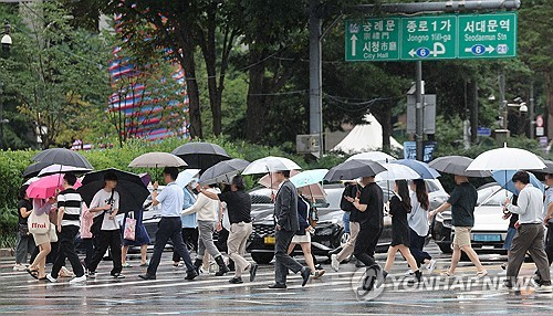 장맛비가 이어진 지난 23일 우산을 쓴 시민들이 서울 광화문 사거리를 지나고 있다. 연합뉴스