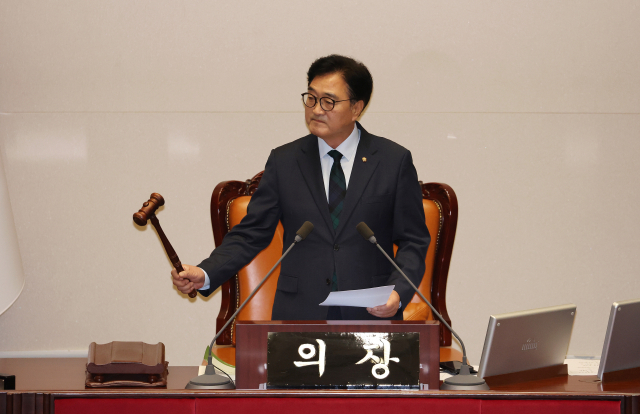 우원식 국회의장이 30일 오전 국회 본회의장에서 산회를 선포하고 있다. 연합뉴스