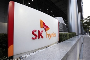 애플이 엔비디아 대신 구글 손잡자…SK하이닉스 4% 폭락