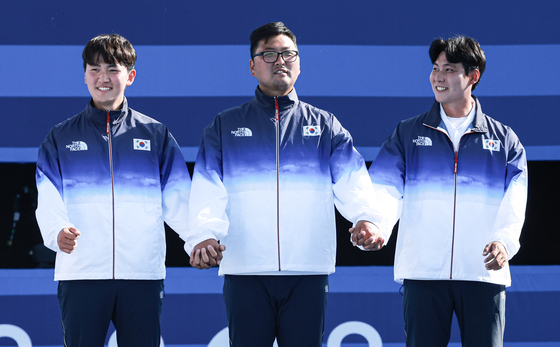 대한민국 양궁대표팀 김우진, 김제덕, 이우석이 30일(한국시간) 프랑스 파리 앵발리드에서 열린 2024 파리올림픽 양궁 남자 단체전 결승 시상식에서 시상대로 오르고 있다. 뉴스1