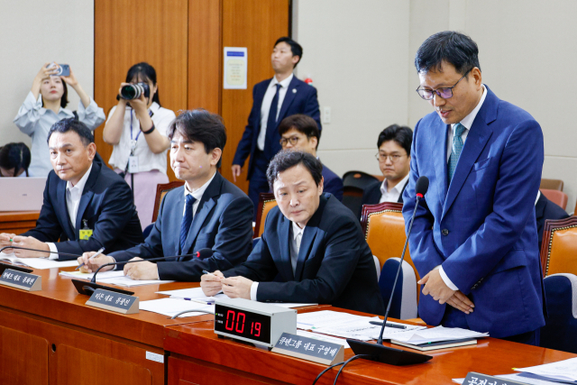 구영배 큐텐그룹 대표가 30일 국회에서 열린 ‘티몬·위메프 사태’ 관련 정무위원회 전체회의에 출석해 고개 숙여 사과하고 있다. 구영배(오른쪽부터) 대표, 류광진 티몬 대표, 류화현 위메프 대표. 뉴스1