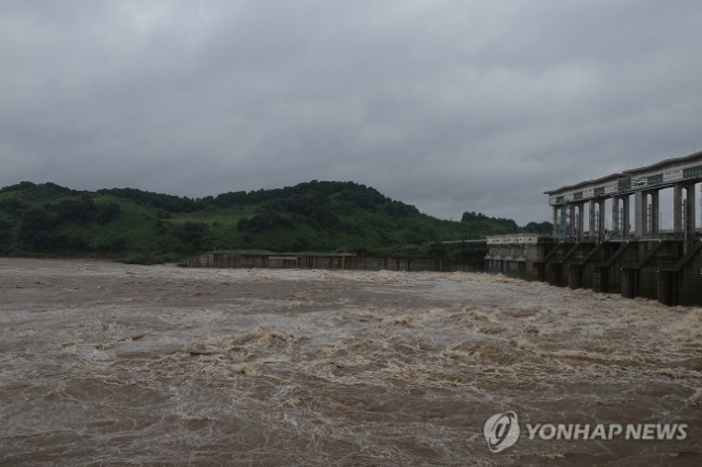 방류중인 군남댐. 연합뉴스