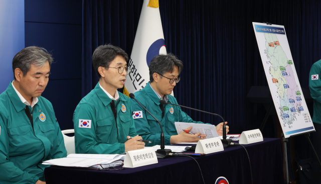 김완섭(가운데)한경부 장관이 30일 정부 서울청사에서 기후대응댐 후보지 안에 대한 첫 번째 브리핑을 하고 있다. 연합뉴스