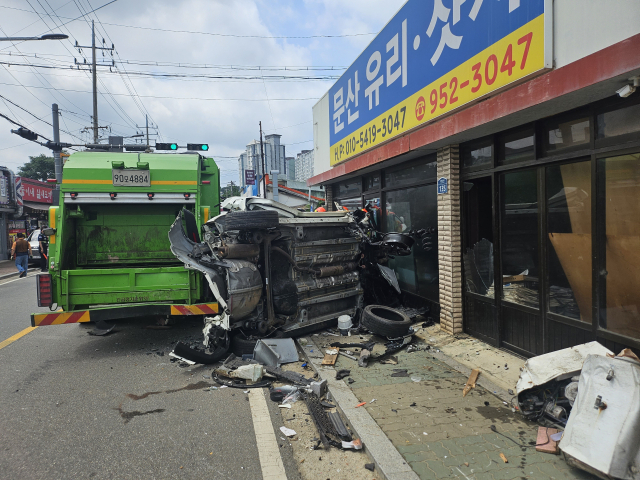 지난 30일 오후 경기 파주시 한 도로에서 A 씨가 몰던 승용차가 차량을 들이받은 뒤 건물로 돌진하는 사고가 났다. 사진 제공=경기북부소방재난본부