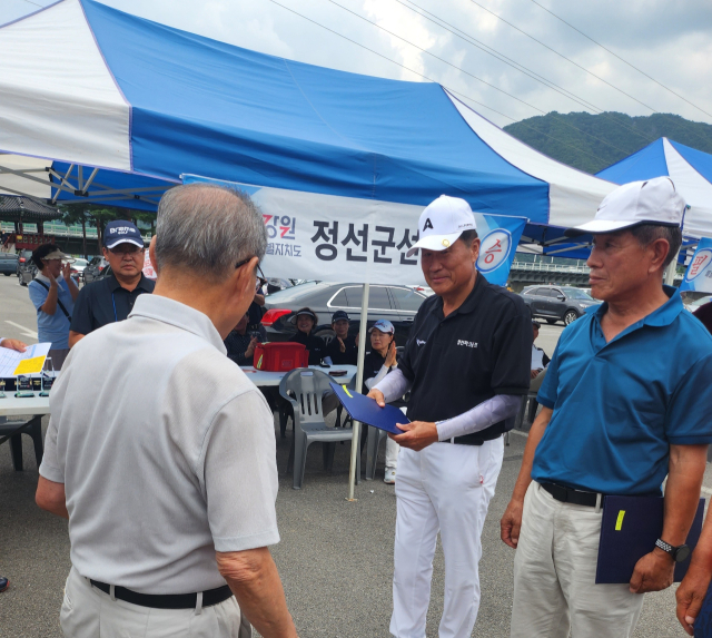 이상덕(오른쪽 두 번째) 조양클럽 회장이 제1회 횡성한우배 대회에서 단체전을 수상하고 있다. 이영순씨 제공