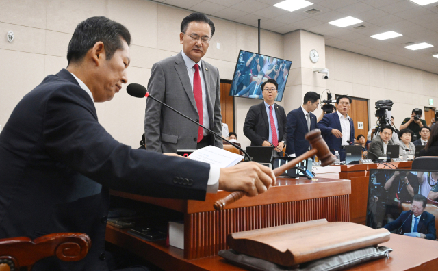 정청래(왼쪽) 국회 법제사법위원장이 31일 국회에서 열린 법사위 전체회의에서 전 국민 25만원 지원법과 노란봉투법, 김영철 검사 탄핵건에 대해 거수로 의결하자 유상범(〃 두 번째) 간사를 비롯한 여당 의원들이 반발하고 있다. 오승현 기자 2024.07.31