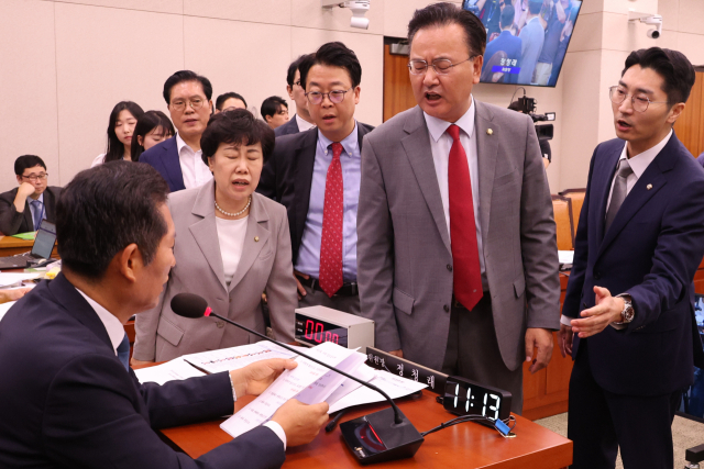 31일 국회에서 열린 법제사법위원회 전체회의에서 여당 의원들이 더불어민주당 소속 정청래 법사위원장에게 항의하고 있다. 연합뉴스