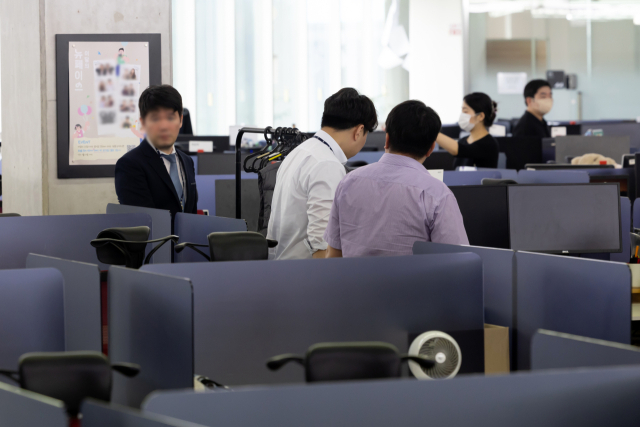 검찰 수사관들이 1일 티몬·위메프 판매대금 정산 지연 사태 관련, 서울 강남구 위메프 본사를 압수수색하고 있다. 연합뉴스