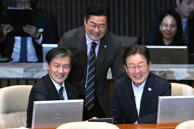 이재명 더불어민주당 전 대표와 박찬대 당대표 직무대행 겸 원내대표가 1일 오후 국회 본회의에서 조국 조국혁신당 대표의 자리로 이동해 대화하고 있다. 권욱 기자