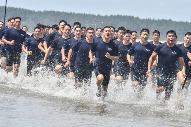 “전시 은밀침투 능력 배양”…특전사 해상침투훈련 실시