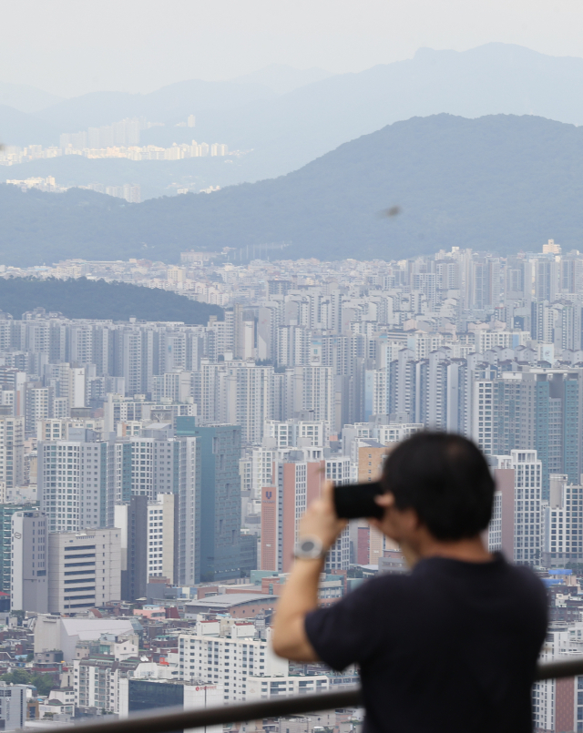 서울 남산에서 바라본 시내 아파트 모습. 연합뉴스