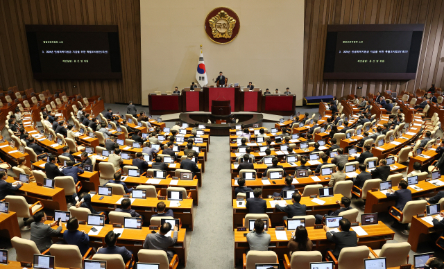 1일 국회 본회의에서 야당이 단독 의결한 ‘전국민 25만원 지원법(민생회복지원금 특별조치법)’이 안건으로 상정되고 있다. 연합뉴스