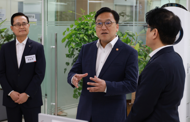 김병환(왼쪽 두 번째) 금융위원장이 1일 서울 강남구 캠코 양재타워에서 열린 ‘새출발기금 간담회’에 참석해 참석자들과 기금 개선방안을 논의하고 있다. 사진제공=금융위