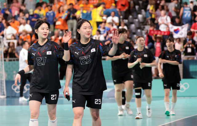 한국 여자 핸드볼 대표팀 전지연(왼쪽부터), 우빛나가 1일 프랑스 파리 사우스 파리 아레나6에서 열린 2024 파리 올림픽 핸드볼 여자 조별리그 A조 스웨덴전에서 21대27로 패한 뒤 관중들에게 인사하며 경기장을 나서고 있다. 연합뉴스