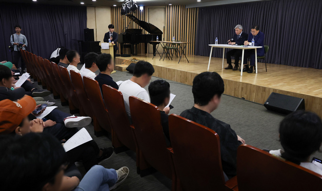 서왕진, 신장식 조국혁신당 의원이 1일 서울 시내 한 상가에서 열린 티몬월드 미정산 사태 관련 디지털가전 피해 업체 긴급 현장간담회에서 피해자들의 발언을 듣고 있다. 뉴스1