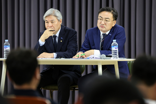 서왕진, 신장식 조국혁신당 의원이 1일 서울 시내 한 상가에서 열린 티몬월드 미정산 사태 관련 디지털가전 피해 업체 긴급 현장간담회에서 피해자들의 발언을 듣고 있다. 뉴스1